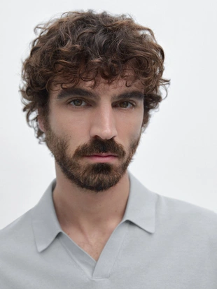 Хлопчатобумажная трикотажная рубашка поло с V-образным вырезом- Заказать в России