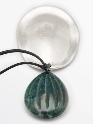 Кожанный ожерелье-подвеска с миндалем- Заказать в России