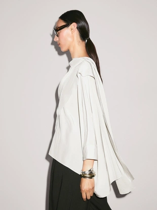 Короткий плавный плащ с деталями на рукавах- Заказать в России