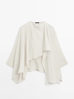 Короткий плавный плащ с деталями на рукавах- Заказать в России
