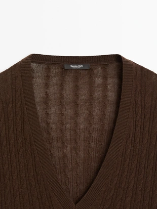 Свитер с косами и V-образным вырезом- Заказать в России