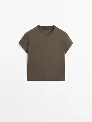 Укороченная футболка с контрастной отделкой ребристого трикотажа- Заказать в России