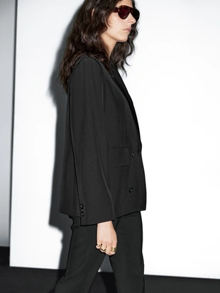 Укороченный пиджак из шерстяно-шелкового микса с двубортной застежкой- Заказать в России