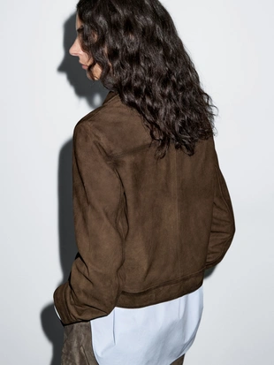 Короткая куртка из замши с подкладкой из кожи на пуговицах- Заказать в России