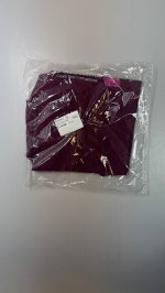 Zara ФУТБОЛКА С РЕЛЬЕФНЫМ ТЕКСТОМ Aubergine | 1165/876/610