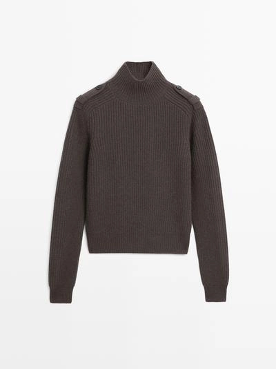 Вязанный свитер с деталями на плечах