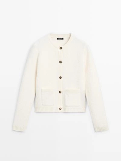 Короткий вязаный кардиган с деталями золотых пуговиц