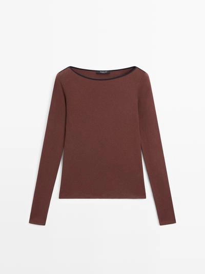 Топ с деталями контрастного цвета