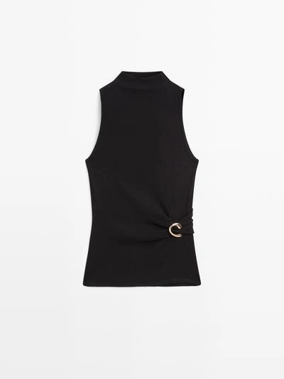 Топ с воротником-воронкой и деталями броши