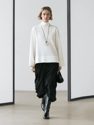 Блузка с высоким воротником и деталями на подоле