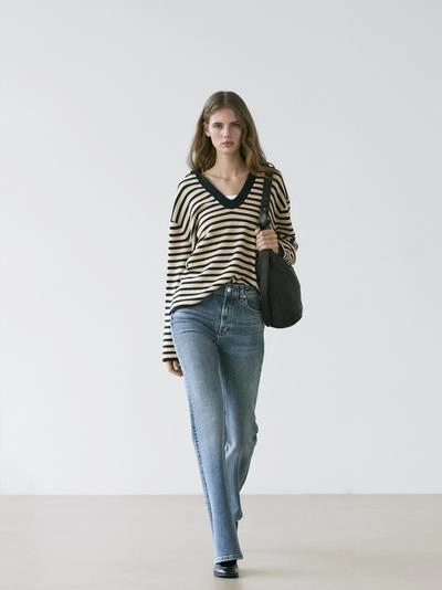 Джинсы с узкими брючинами и расклешенным подолом- Заказать в России