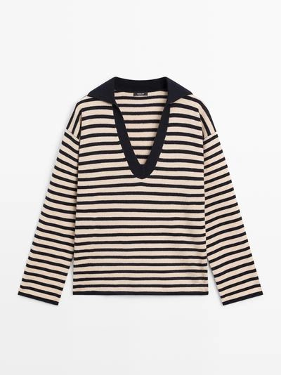 Водолазка с полосатым V-образным вырезом из вязаного полотна