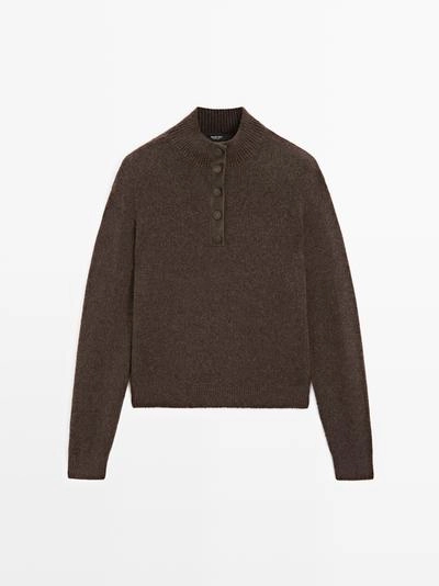 Свитер с высоким воротником из вязаного полотна на кнопках- Заказать в России