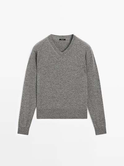 Свитер с V-образным вырезом из шерстяной смеси