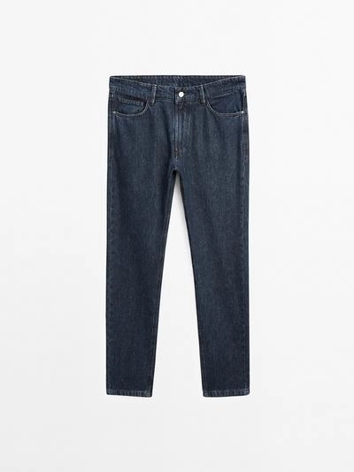 Джинсы с узкими брючинами