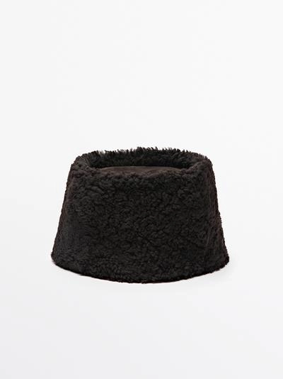 Кожаная шапка с отворотом