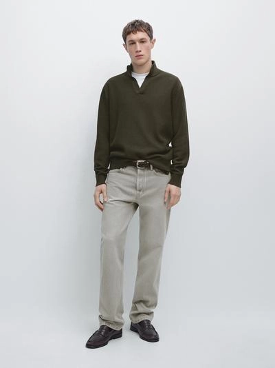 Вязанный свитер с высоким воротником и V-образным вырезом- Заказать в России