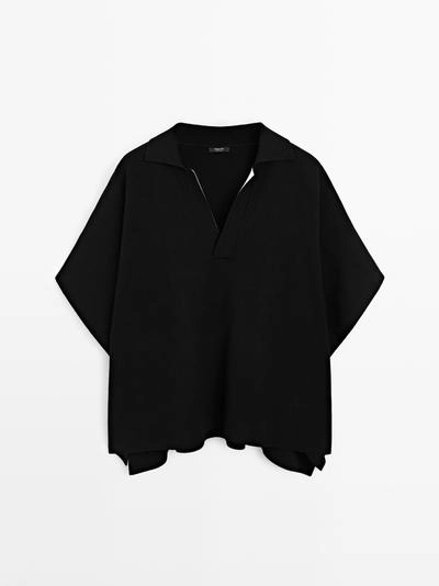 Короткая вязаная накидка с V-образным вырезом