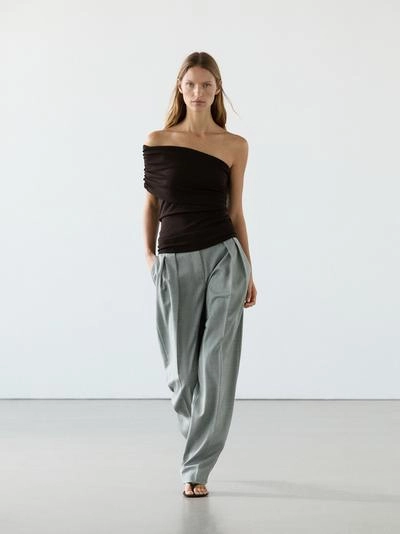 Топ с асимметричным кроем и драпировкой на горловине- Заказать в России