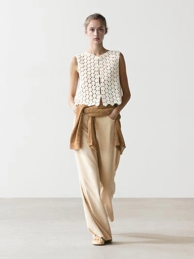 Хлопковый жилет с кружевными цветами