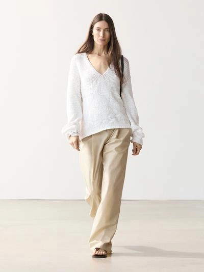 Свитер с вырезом горловины