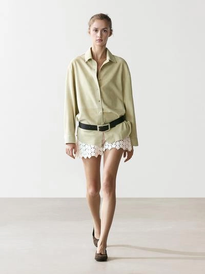 Шорты с кружевными вставками и цветочными деталями- Заказать в России