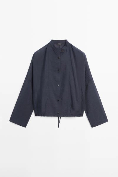 Куртка-бомбер с отложным воротником и деталями на пуговицах- Заказать в России