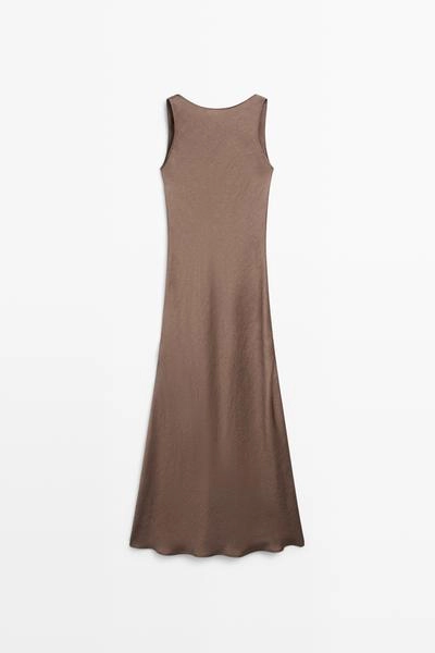 Длинное платье из шелка с лёгкими складками