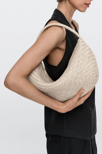 Сумка полумесяц из плетеной кожи