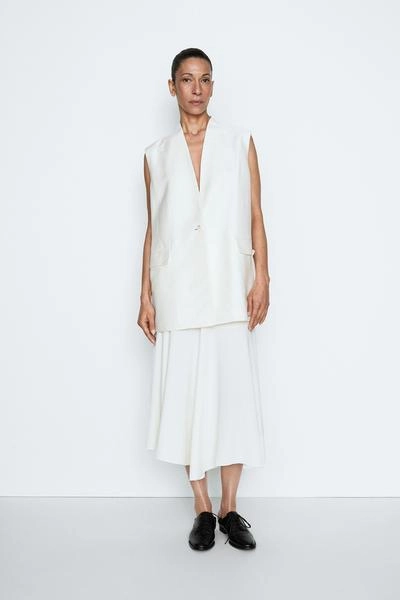 Жилетка, бермуды из текстиля, пальто из хлопковой смеси, миди-юбка годе, миди-платье из кожи.