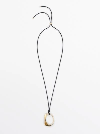 Кожаное ожерелье с неровным кулоном