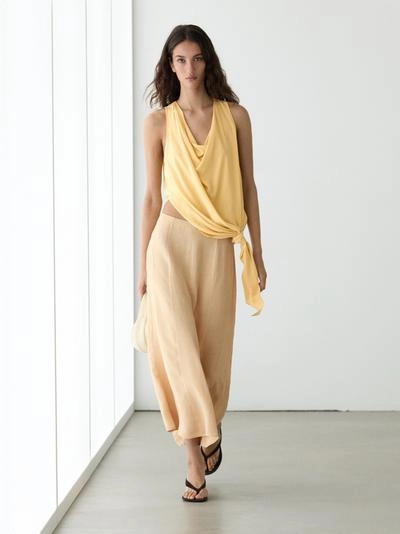 Расклешенная юбка с плавными линиями