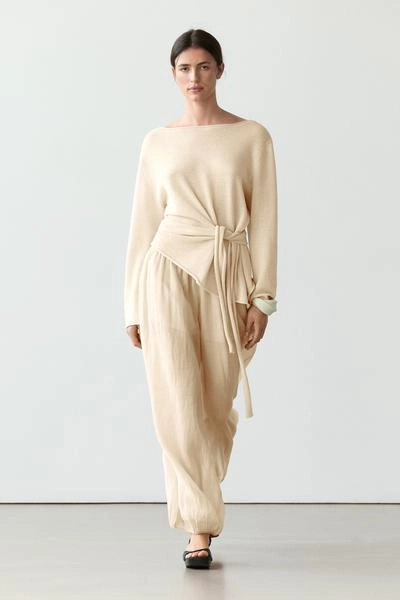 Свитер из льняной смеси с асимметричным вырезом и завязкой- Заказать в России