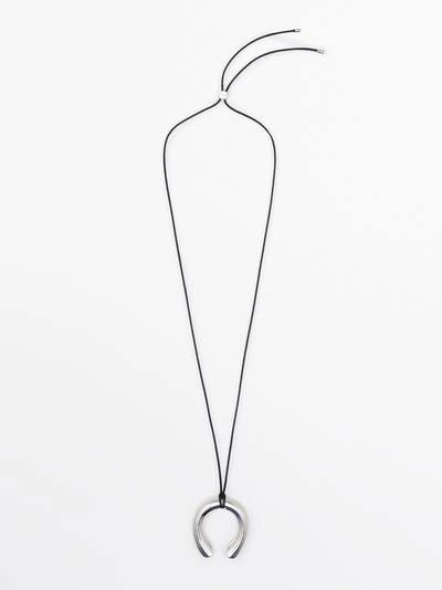 Колье из кожаного шнура с металлическим подковообразным элементом- Заказать в России