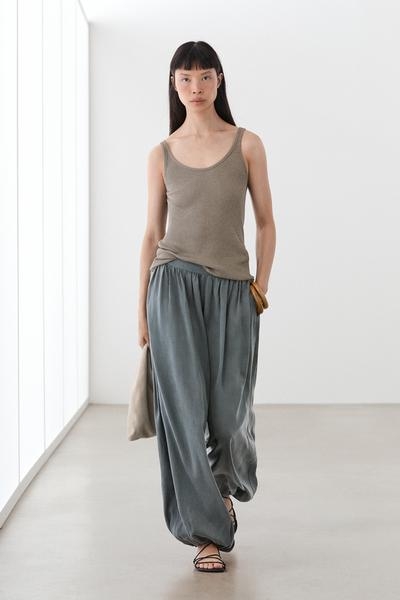 Massimo Dutti Брюки с мягкими складками и объемом воздушного шара из смесового льна купить с доставкой.
