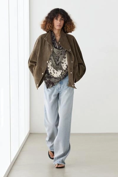 Укороченная замшевая кожаная куртка с пуговицами- Заказать в России