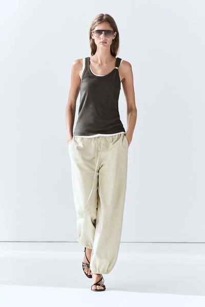 Топ с двойным слоем и декоративной металлической аппликацией на бретелях