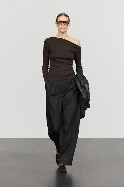 Massimo Dutti Футболка с драпировкой на плече купить с доставкой.