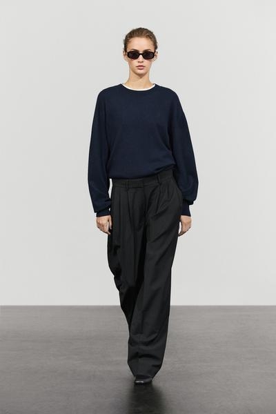 Massimo Dutti Брюки кэжуал из замши кроя CARROT с плиссировкой купить с доставкой.
