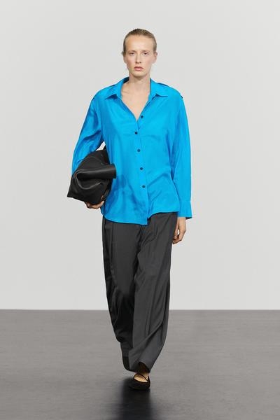 Massimo Dutti Плательная рубашка из 100% MULBERRY шелка с деталями на плечах купить с доставкой.