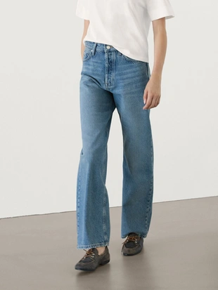 Джинсы прямого кроя с эффектом стирки- Заказать в России