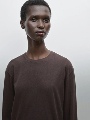 Облегающая хлопчатобумажная футболка с длинными рукавами- Заказать в России