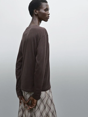 Облегающая хлопчатобумажная футболка с длинными рукавами- Заказать в России