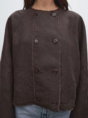 Короткий двубортный льняной пиджак- Заказать в России