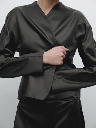 Короткий атласный блейзер - студия- Заказать в России