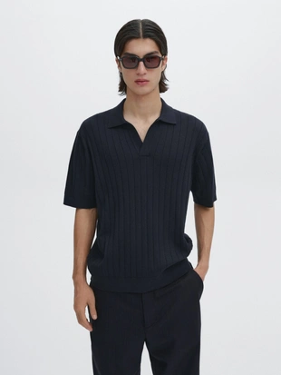 Рубашка поло с V-образным вырезом и хлопчатобумажной окантовкой- Заказать в России