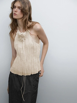 Топ с цветочным деталями на шее- Заказать в России