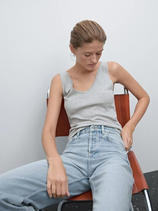 Джинсы с широкими штанинами и высокой талией- Заказать в России