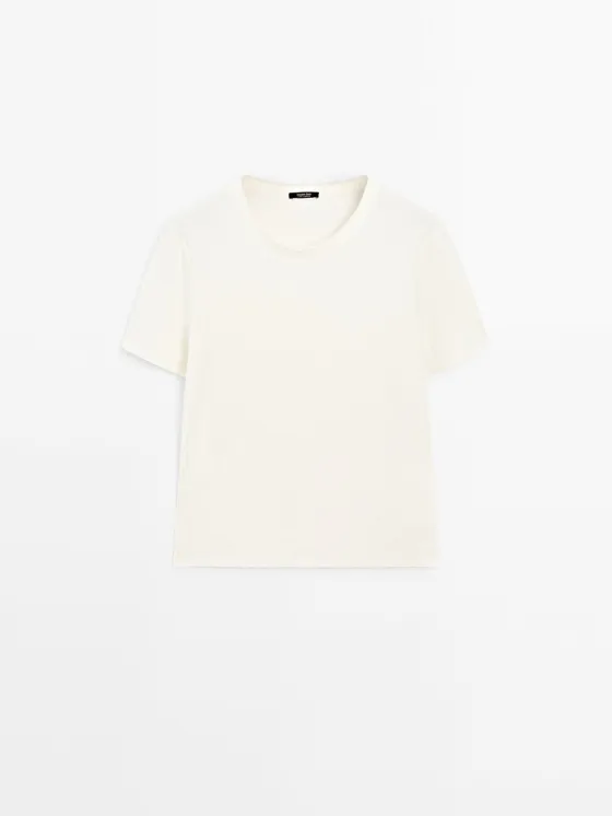 Футболка с обтрепанным вырезом по краям