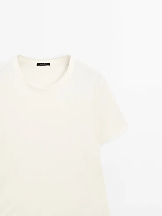 Футболка с обтрепанным вырезом по краям